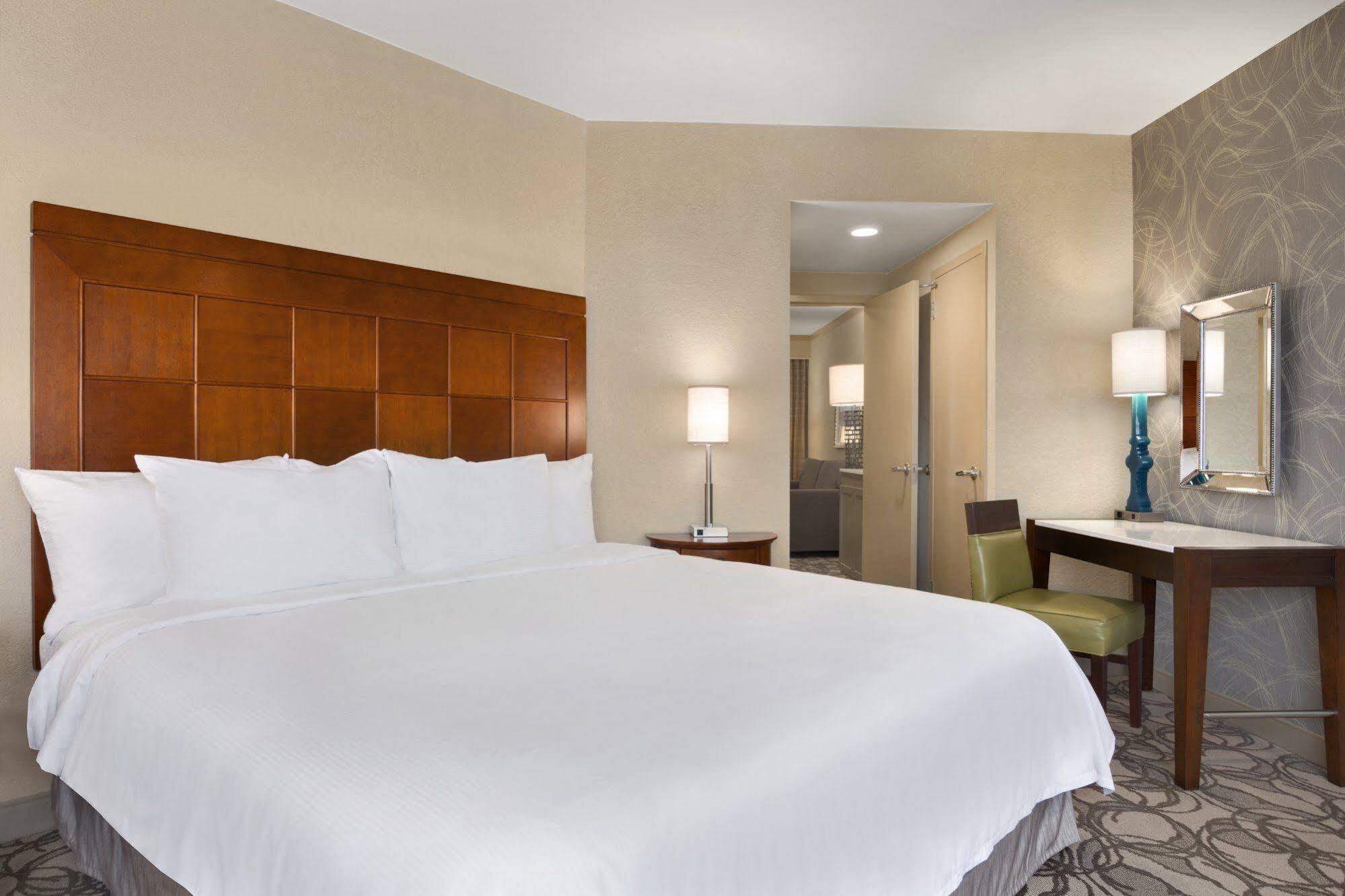 Embassy Suites Amarillo Downtown Bagian luar foto